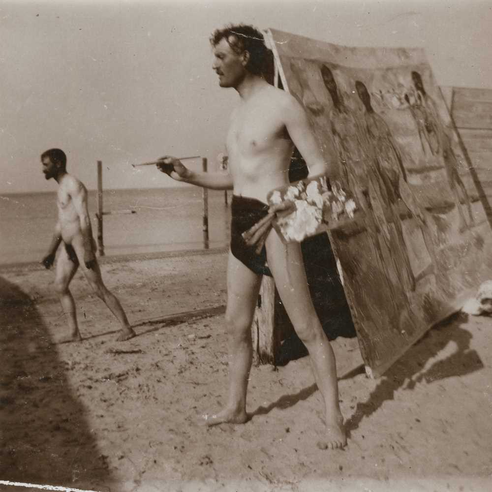 Edvard Munch: Edvard Munch on the beach with brush and palette. Collodion, 1907. Photo © Munchmuseet