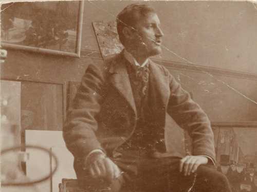 Edvard Munch: Edvard Munch on the trunk in his studio in 82 Lützowstrasse I. Photograph, 1902. Photo © Munchmuseet
