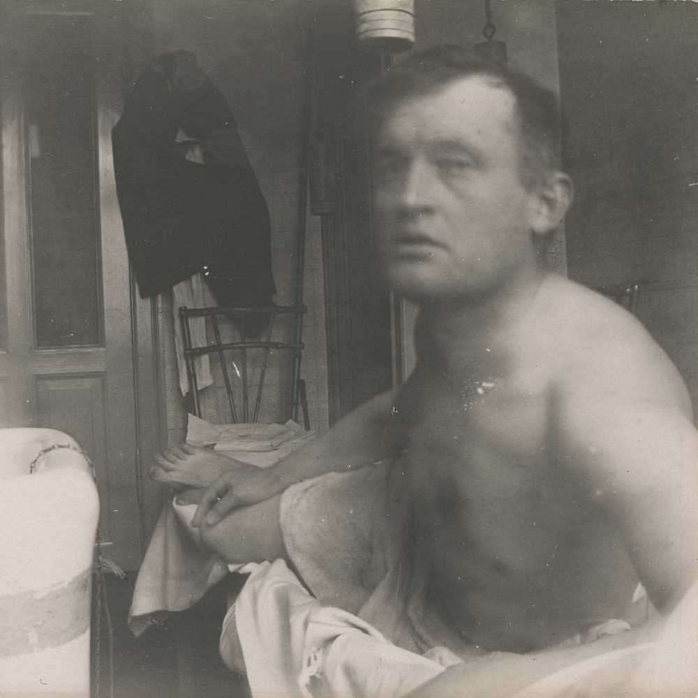 Edvard Munch: Edvard Munch à la Marat ved badekaret på Dr. Jacobsons klinikk. Sølvgelatin, 1908-09. Foto © Munchmuseet