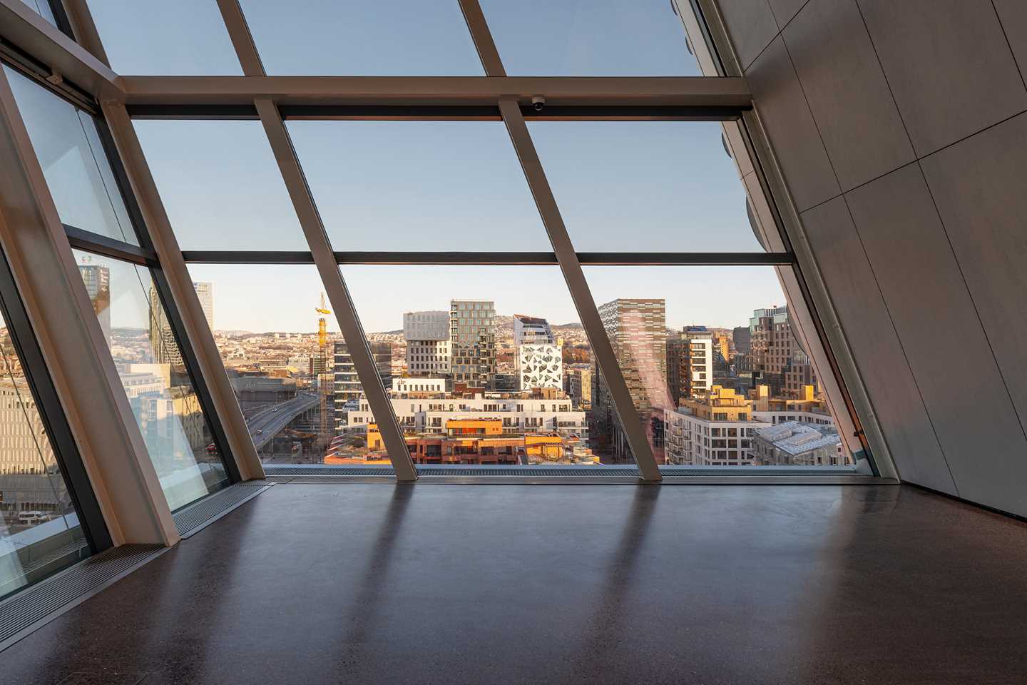 Utsikt nordover mot byen fra en av toppetasjene i MUNCH i Bjørvika. 