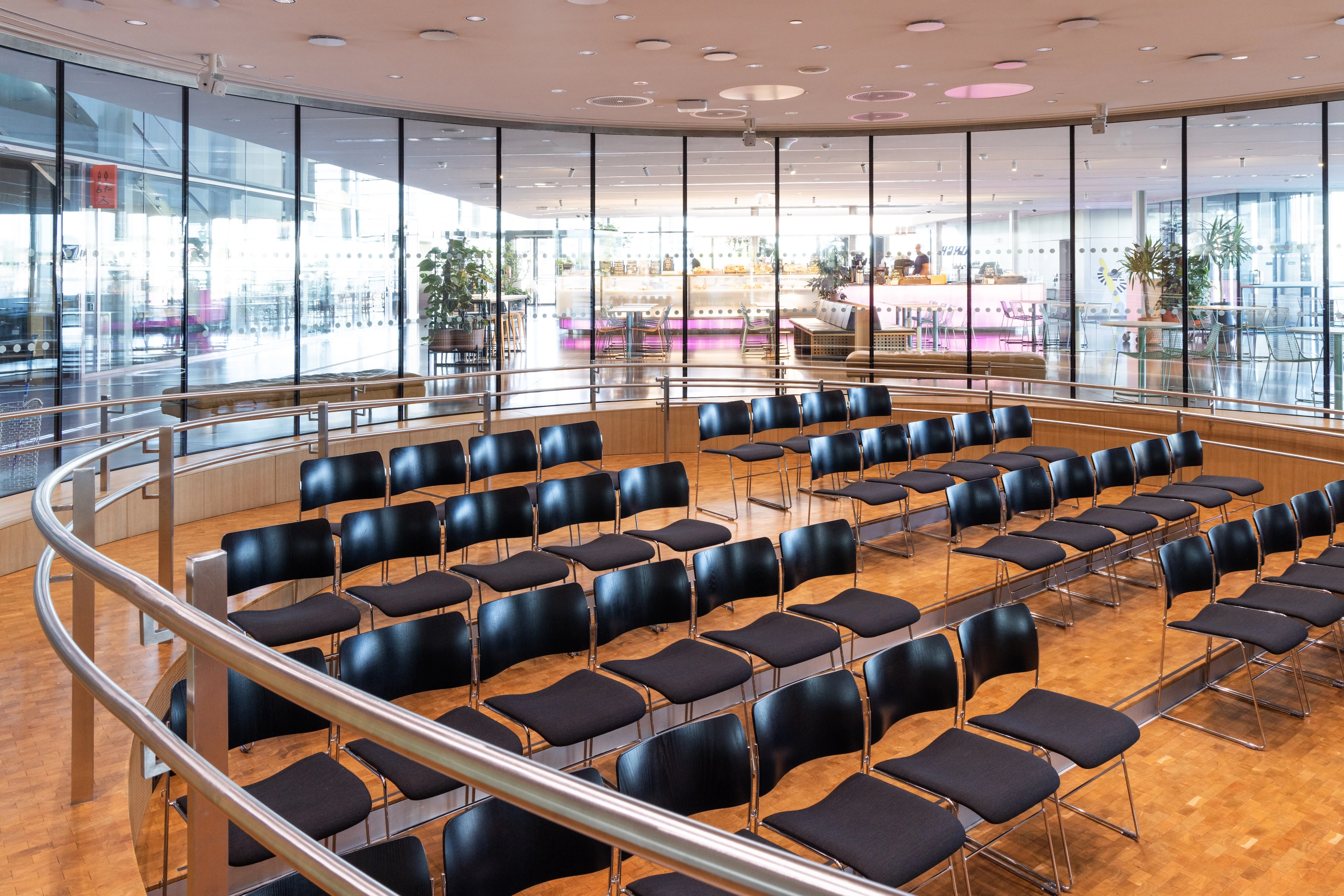 MUNCH’s amphitheatre seen from the inside. The room is circular with windows all around, and in the centre are four rows of chairs arranged in an amphitheatre style. Photograph.