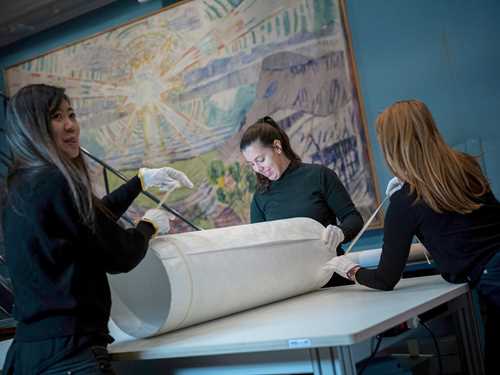 MUNCHS flytteteam i arbeid med pakking av samlingen
