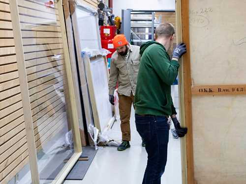 MUNCHS flytteteam i arbeid med pakking og flytting av samlingen