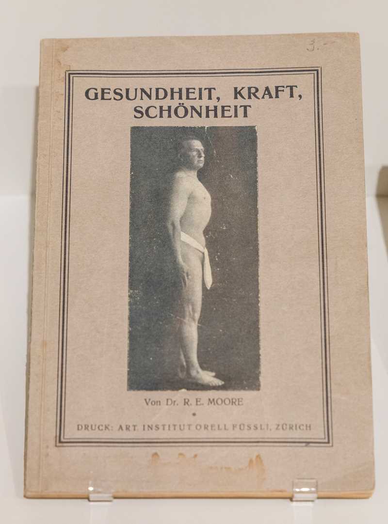 A pamphlet in yellowed paper, showing its age. In the black and white cover photo, a naked man is depicted from the side, with a loincloth hanging from his waist.