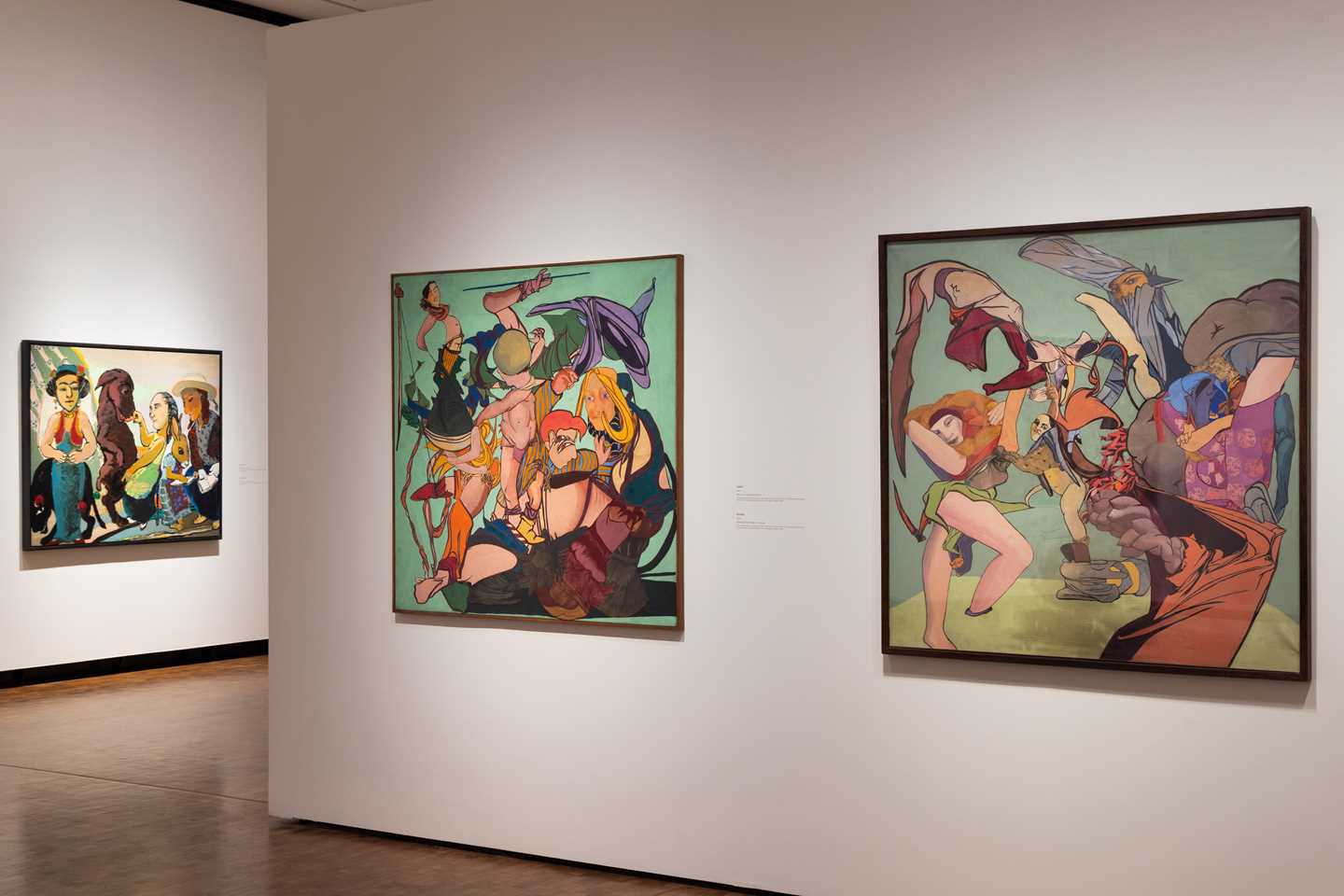 Bilde fra utstillingssal som viser verk av Paula Rego. I dette bildet er det tre fargerike verk som henger på hvite vegger. Fotografi